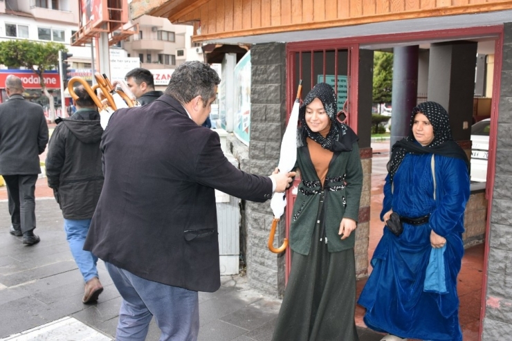 Tarsus Belediyesi, Vatandaşlara Şemsiye Dağıttı