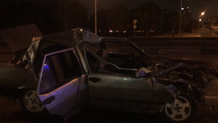 Tıra Çarpan Otomobilin Tavanı Uçtu: 5 Yaralı