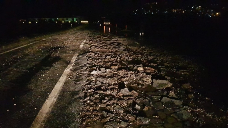 Tire’de Aşırı Yağıştan Asfalt Yolda Çökmeler Oluştu