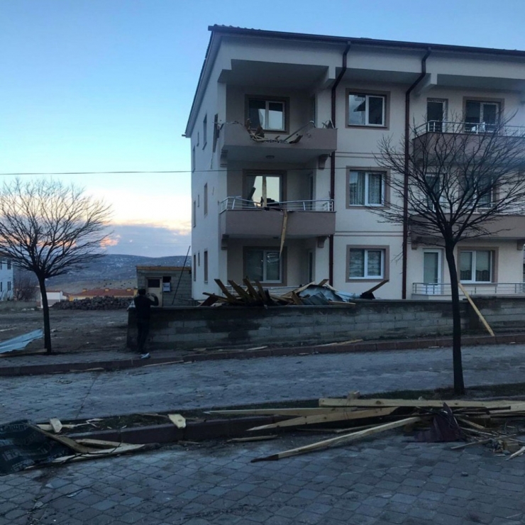 Yozgat’ta Fırtına 1 Kişinin Yaralanmasına Neden Oldu