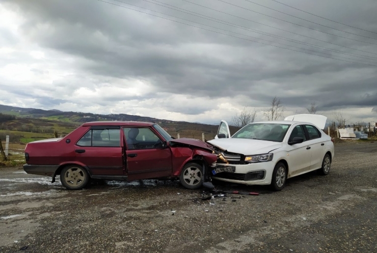 İki Araç Kavşakta Çarpıştı: 5 Yaralı