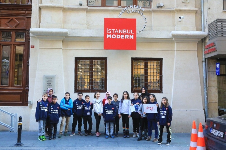 Küçükçekmeceli Öğrencilere Karne Hediyesi