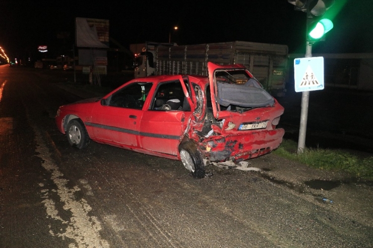 Kırmızı Işıkta Duramayan Tır İki Otomobile Çarptı: 5 Yaralı