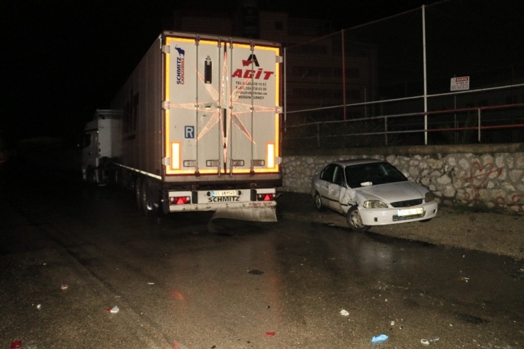 Kırmızı Işıkta Duramayan Tır İki Otomobile Çarptı: 5 Yaralı