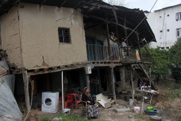 2 Aydır Yan Yatmış Evde Yaşam Mücadelesi Verdiler