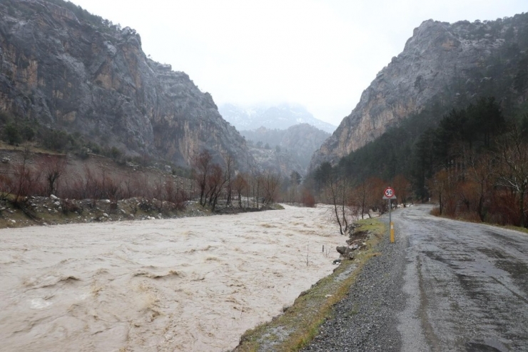 Adana’da Sel Köprü Yıktı