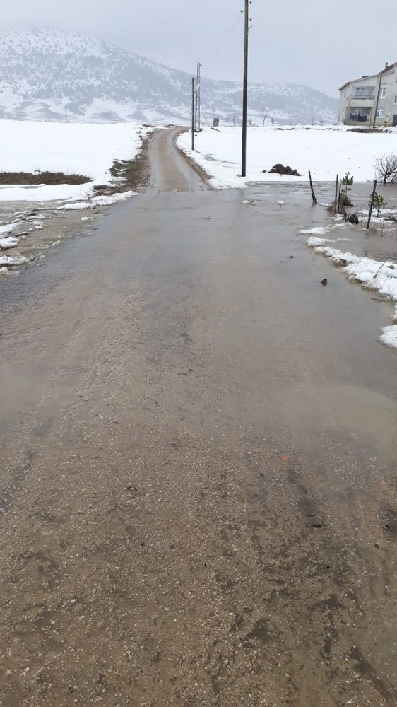 Dere Taştı Yol Nehre Döndü