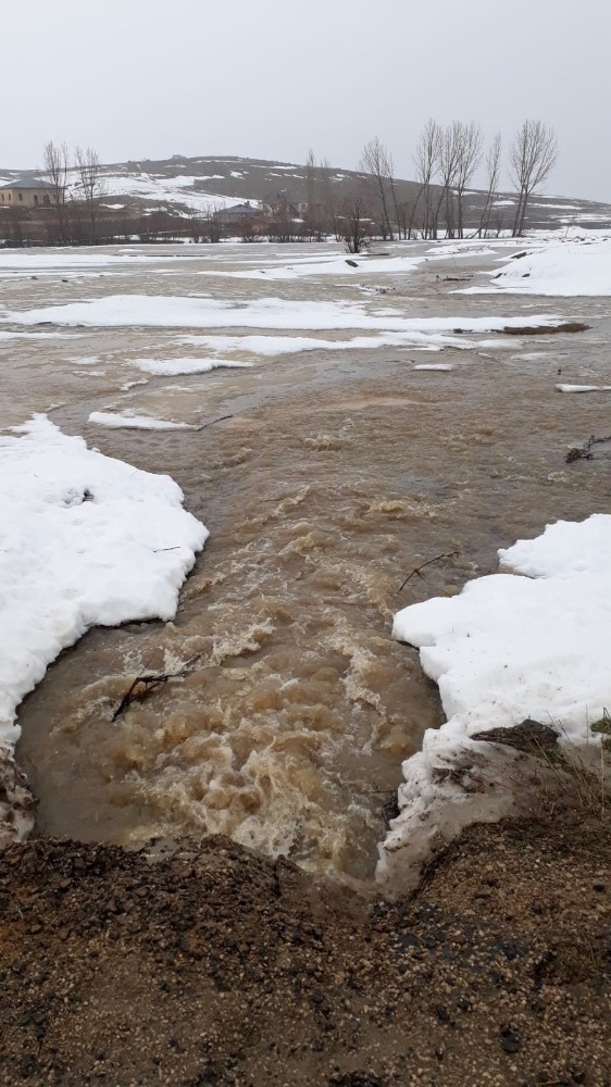 Dere Taştı Yol Nehre Döndü