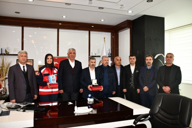 Atso’dan Emine Kuştepe’ye Ve Yılın Ahisine Teşekkür Plaketi