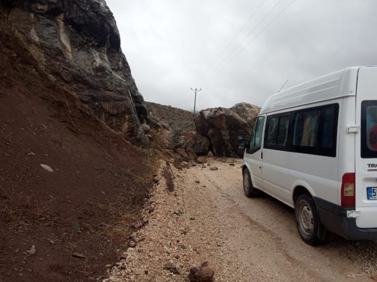 Depremin Düşürdüğü Kaya Ulaşımı Engelliyor