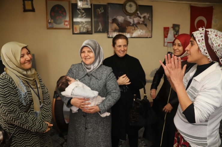 Maddi Zorluklar Yaşayan Annelere Akdeniz Belediyesinden Destek