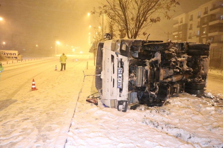 Elektrik Arıza Kamyoneti Devrildi: 2 Yaralı