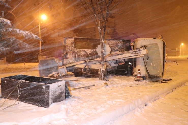 Elektrik Arıza Kamyoneti Devrildi: 2 Yaralı