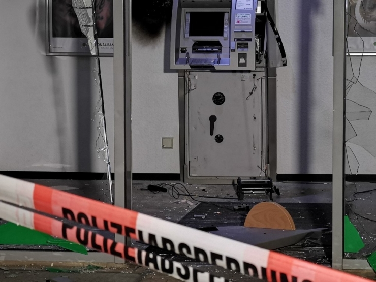 Almanya’da Hırsızlar Atm’yi Havaya Uçurup Soydu