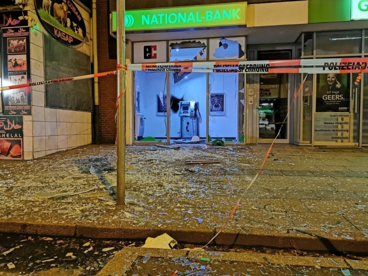 Almanya’da Hırsızlar Atm’yi Havaya Uçurup Soydu