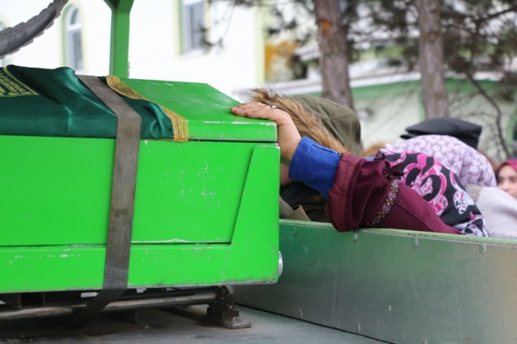 Babası Tarafından Öldürülen Genç Kız Çankırı’da Toprağa Verildi
