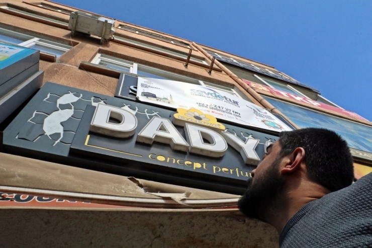 Binadan Kopan Beton Parçanın Altında Kalmaktan Saniyelerle Kurtuldu