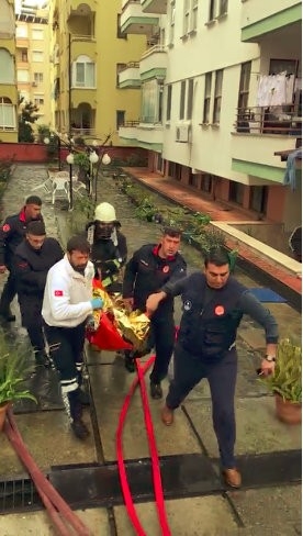 Yangında Alevlerin Arasında Kalan Ev Sahibi Yaralandı