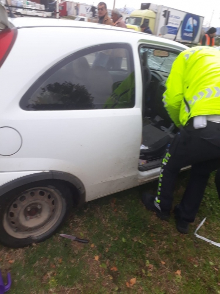 Otomobil İle Otobüs Çarpıştı, Bir Kişi Ağır Yaralandı