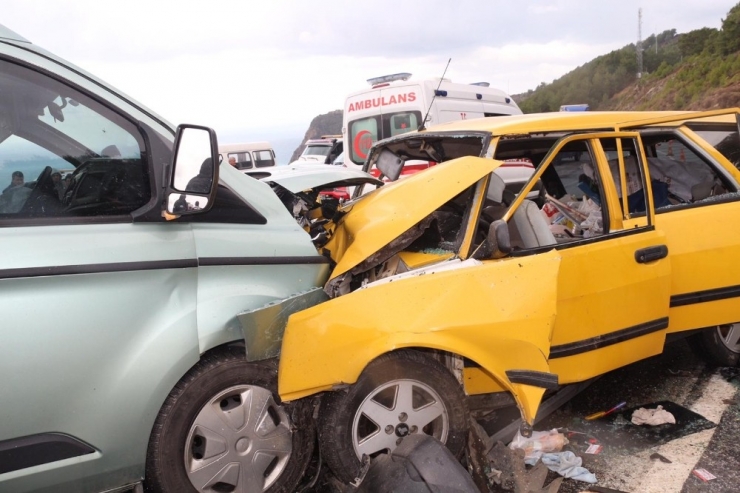 Kaygan Yolda Kafa Kafaya Çarpıştılar: 5 Yaralı