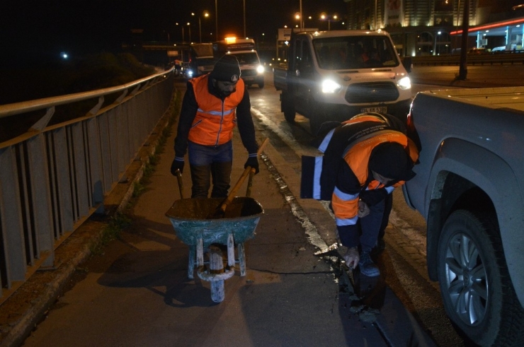 Avcılar’da Çatlakların Oluştuğu Yolun Şeridinde İyileştirme Çalışmaları Yapıldı