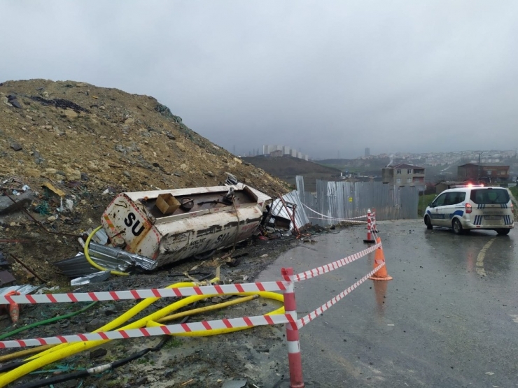 Başakşehir’de Su Tanker Devrildi: 1 Yaralı