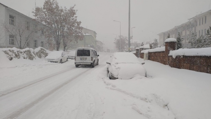 Bingöl’de Tipi, Karlıova-erzurum Yolu Kapatıldı, Okullar Tatil Edildi