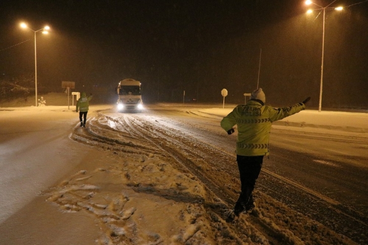 Bolu Dağı’nda Yoğun Kar Nedeniyle Tır Geçişlerine İzin Verilmiyor