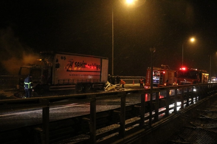 Tem’de Yanan Kamyon Nedeniyle Otoyol 1 Saat Ulaşıma Kapatıldı