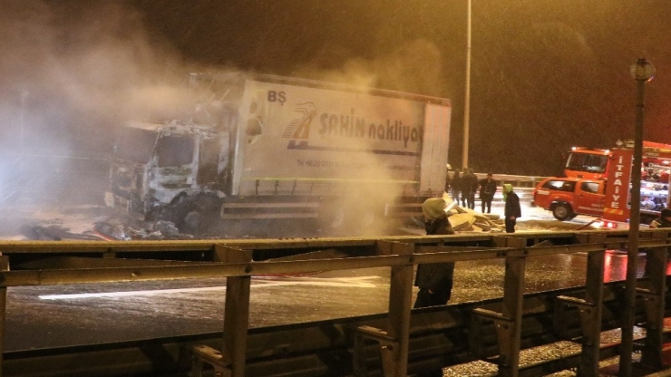 Tem’de Yanan Kamyon Nedeniyle Otoyol 1 Saat Ulaşıma Kapatıldı