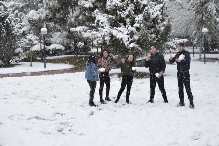Burdur Şehir Merkezine Yılın İlk Karı Düştü