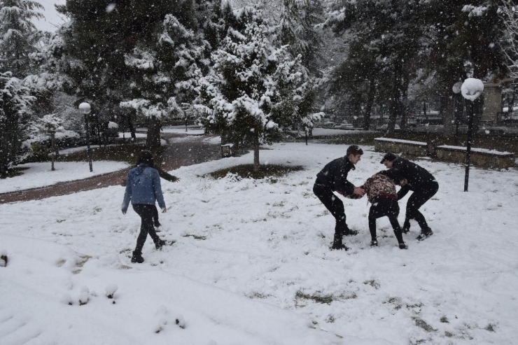 Burdur Şehir Merkezine Yılın İlk Karı Düştü