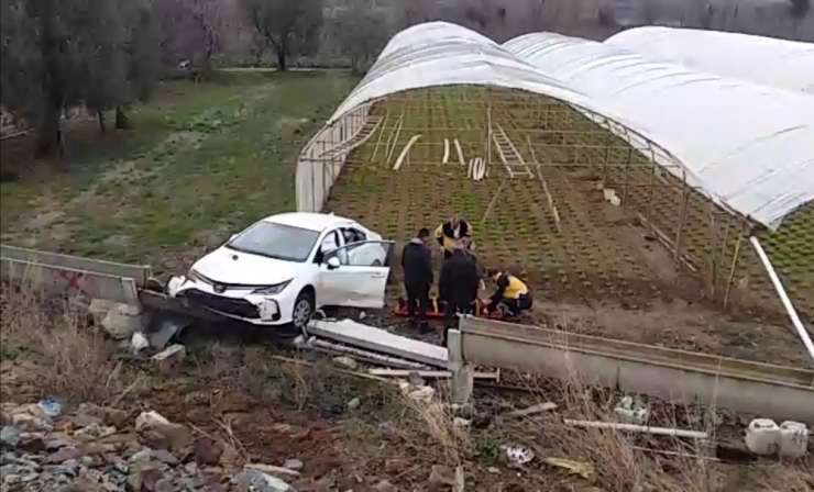 Kadın Sürücü Su Kanaletlerine Çarpıp Yaralandı