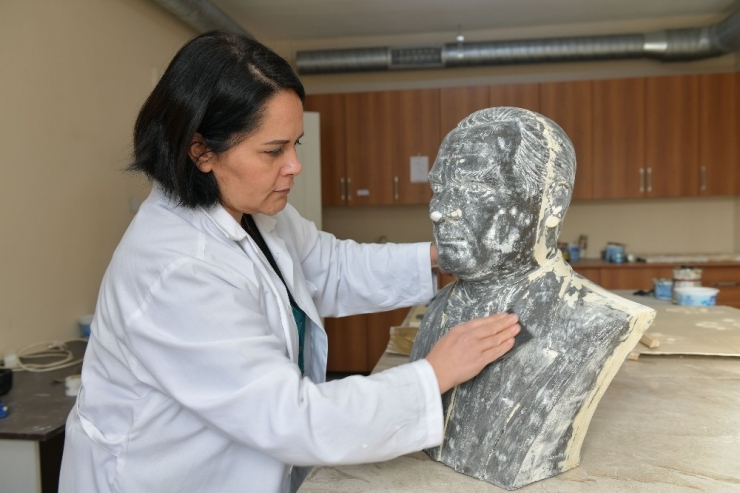 Çiğli Belediyesinden Okullara Atatürk Büstü