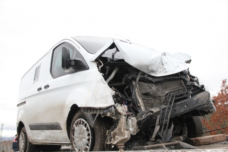 Para Nakil Aracıyla Otomobil Çarpıştı: 1 Ölü, 3 Yaralı