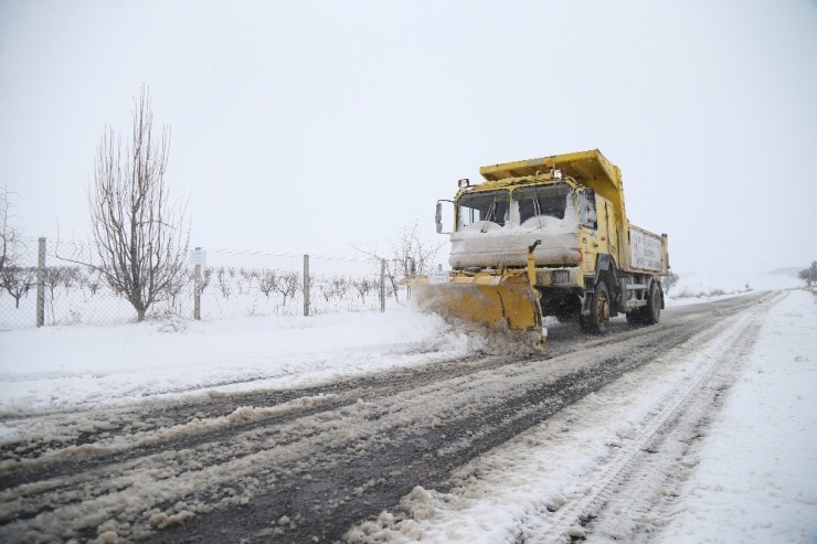 Denizli Büyükşehir Belediyesi 14 İlçede Karla Mücadele Ediyor