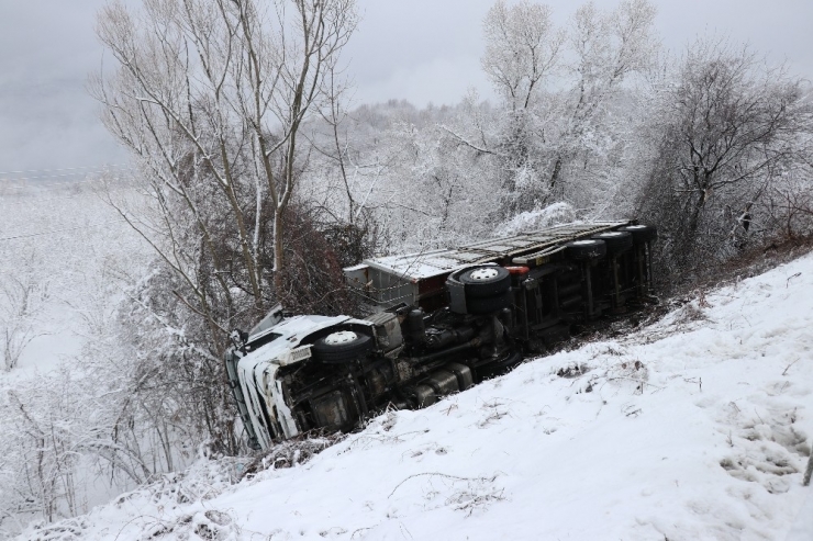 Düzce’de, Kaygan Yolda Kontrolden Çıkan Kamyon Şarampole Yuvarlandı