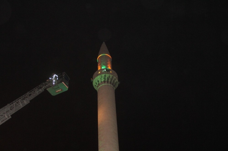 Minaredeki İntihar Girişimini İmam Engelledi