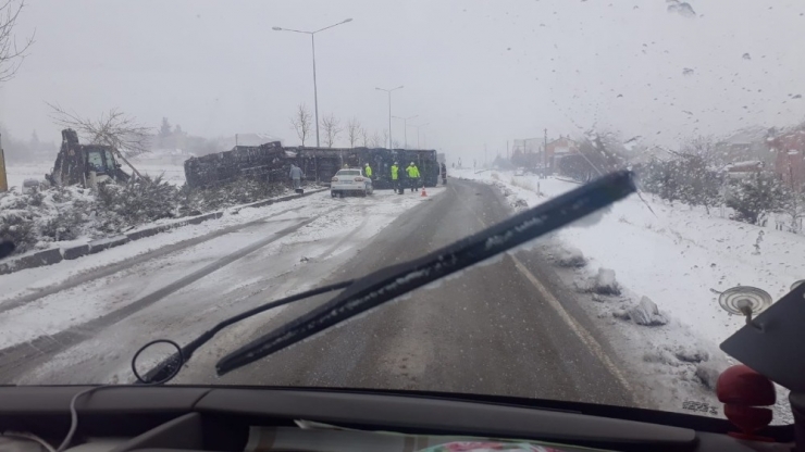 Karlı Yolda Tır Devrildi