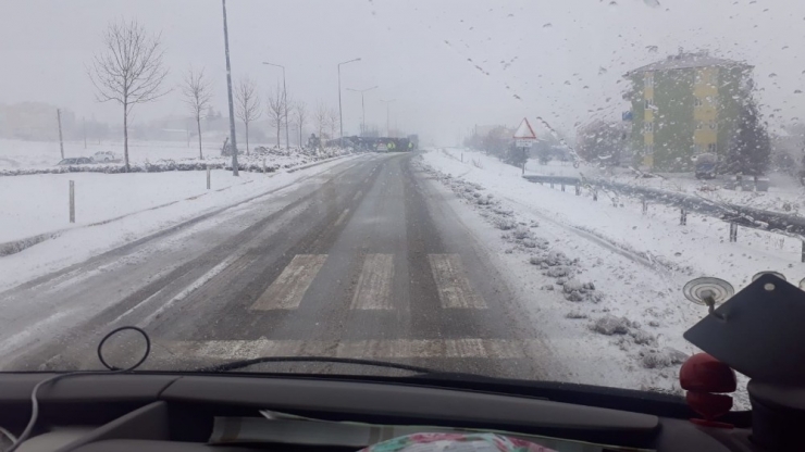 Karlı Yolda Tır Devrildi