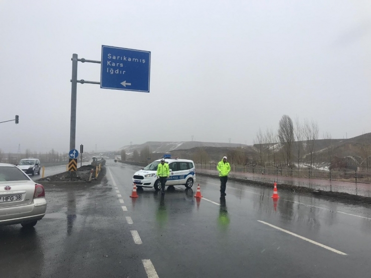 Erzurum-ağrı Karayolu Tipi Nedeniyle Trafiğe Kapatıldı
