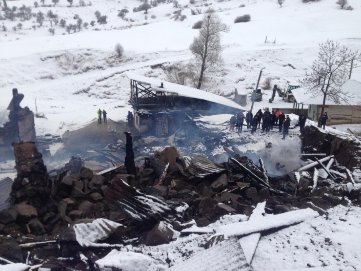 Bir Mahalle Yangında Kül Oldu