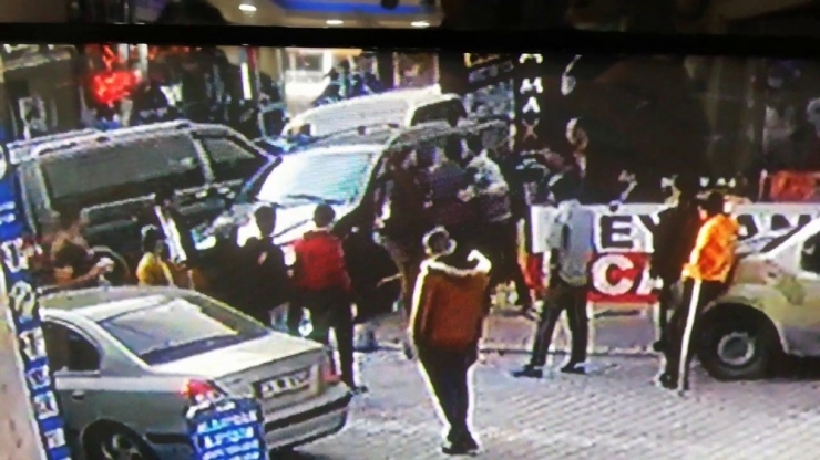 Esenyurt’ta, Tahta Süpürge Sapıyla Kavga