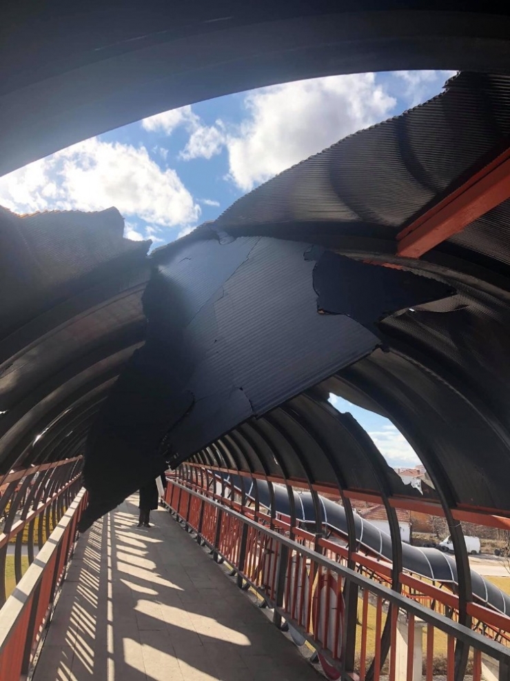 Şiddetli Rüzgar Üst Geçidin Çatısını Parçaladı