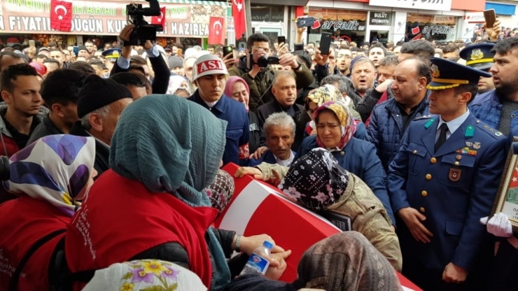 Şehit Özgür Çelik’in Kız Kardeşi: "Kimse Kardeşime Öldü Demesin, Şehitler Ölmez Vatan Bölünmez"