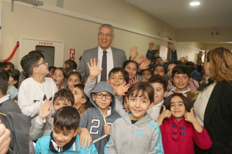 Başkan Tarhan, Küçük Öğrencinin İsteğini Kırmadı