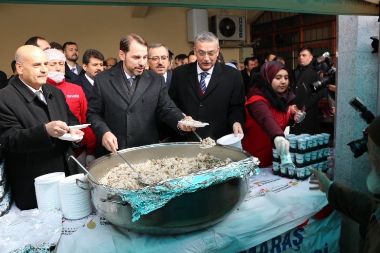 Bakan Albayrak Etli Pilav Dağıttı