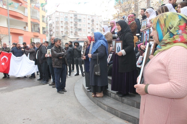Hdp Önündeki Aileler İdlib Ve Van Şehitleri İçin Ellerinde Kefen Ve Türk Bayrağıyla Saygı Duruşunda Bulundu
