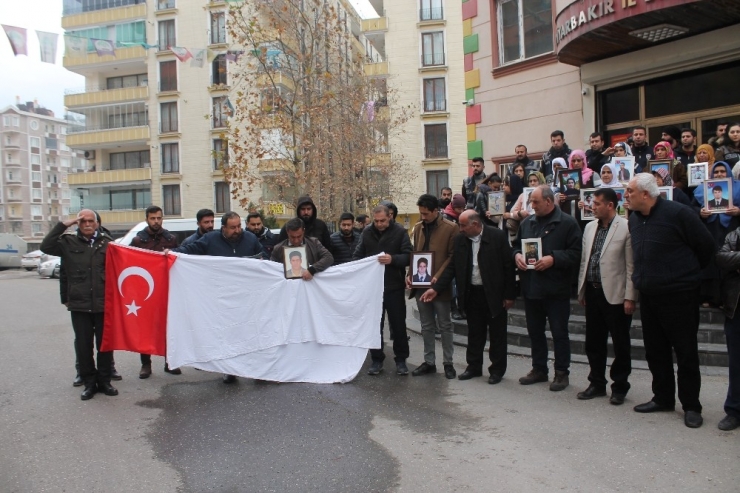Hdp Önündeki Aileler İdlib Ve Van Şehitleri İçin Ellerinde Kefen Ve Türk Bayrağıyla Saygı Duruşunda Bulundu
