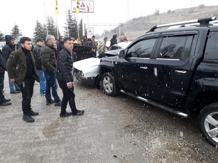 Isparta’da Otomobiller Çarpıştı: 3 Yaralı